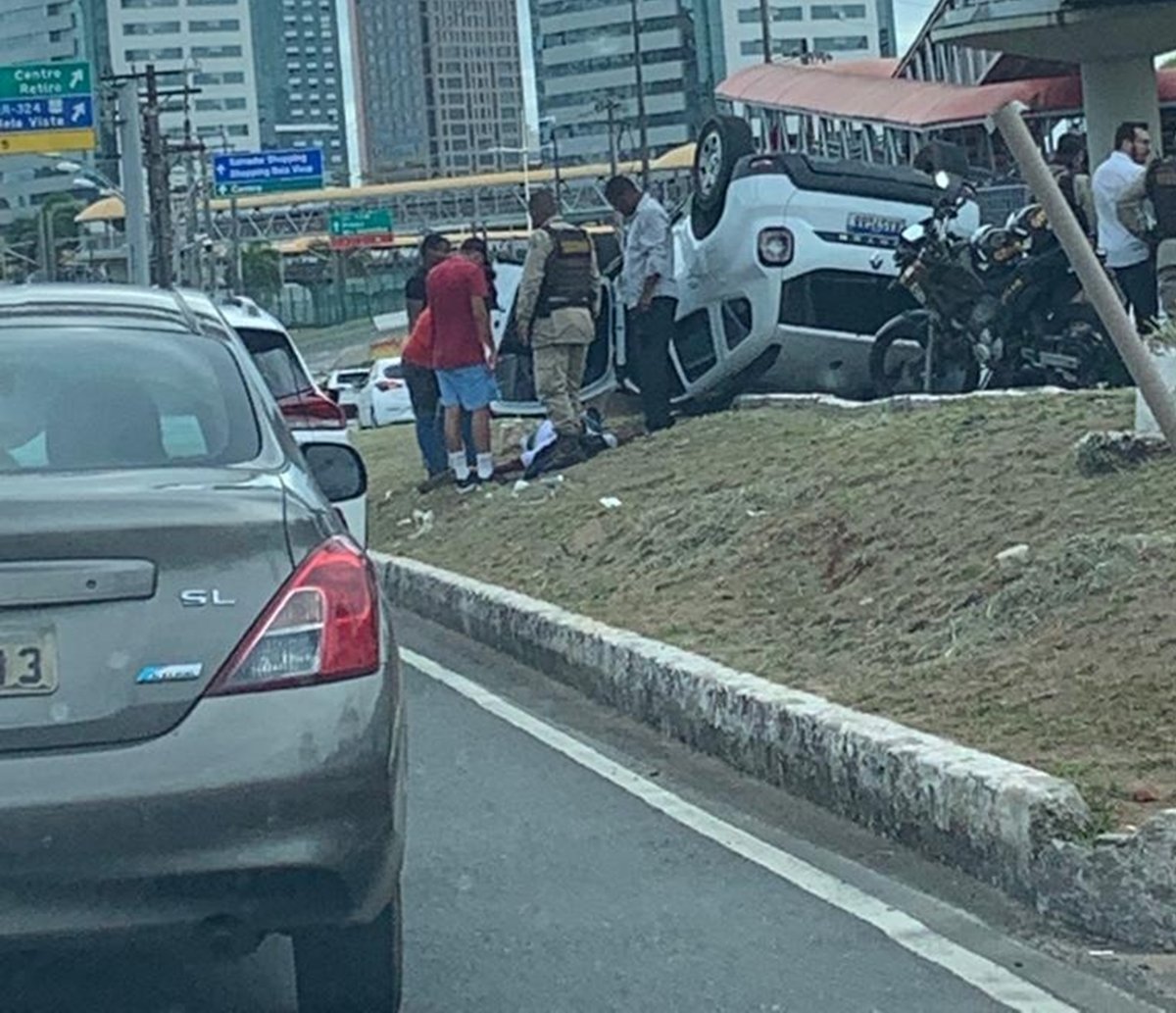 Motorista sofre acidente e fica ferido na Avenida Paralela, em Salvador 