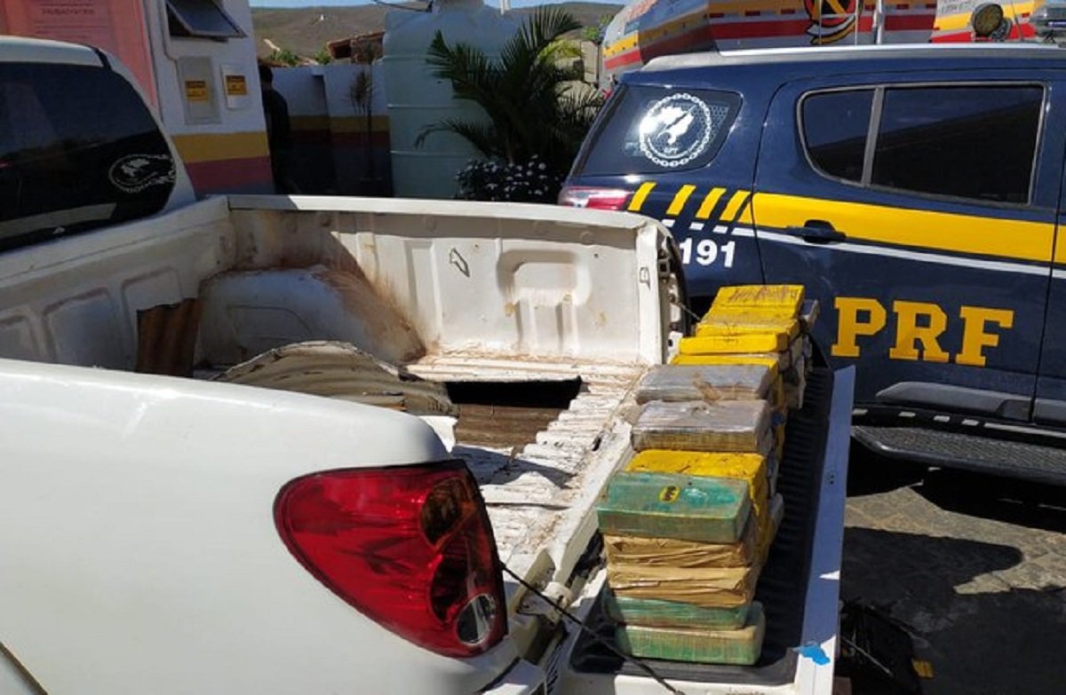 PRF apreende quase 50 kg de cocaína escondidos em fundo falso de caminhonete na Bahia; veja vídeos 