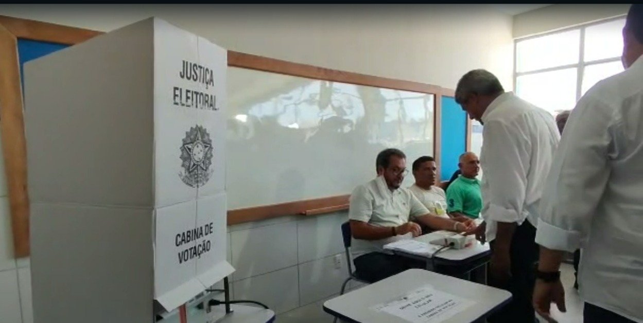 Acompanhado de Rui, Wagner e Geraldo, Jerônimo vota em Salvador