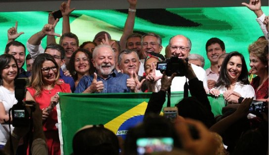 Presidente eleito, Lula diz em primeiro discurso que combate à miséria é sua missão