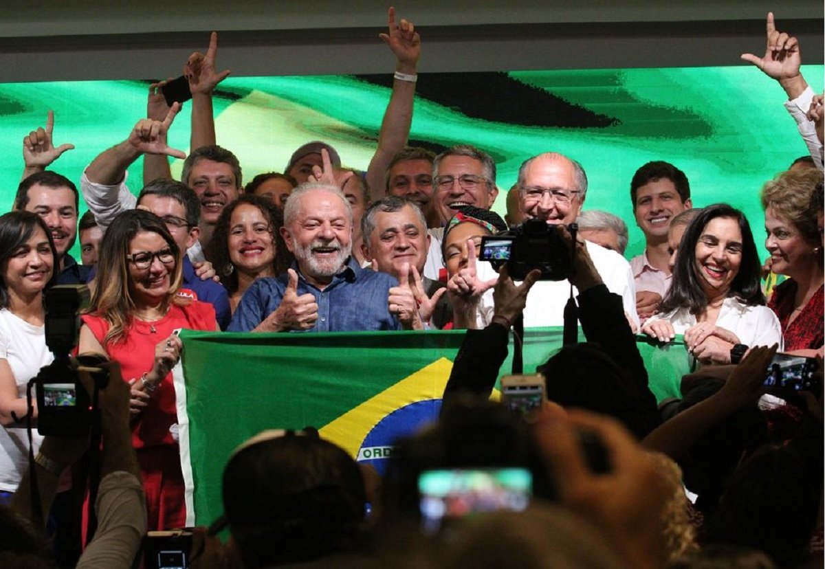 Presidente eleito, Lula diz em primeiro discurso que combate à miséria é sua missão