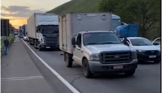 Caminhoneiros fecham os dois sentidos da Via Dutra, principal acesso entre São Paulo e Rio Janeiro