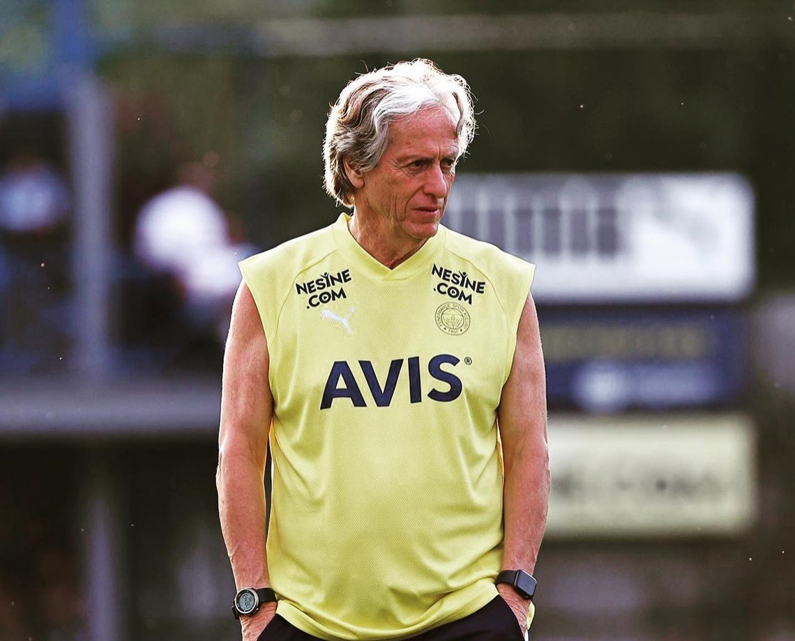 Dias após ser vaiado, Jorge Jesus volta ao destaque após chutar jogador adversário caído por considerar cera;