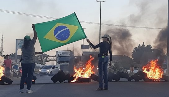 Manifestações de caminhoeiros seguem em três rodovias baianas; veja vídeos