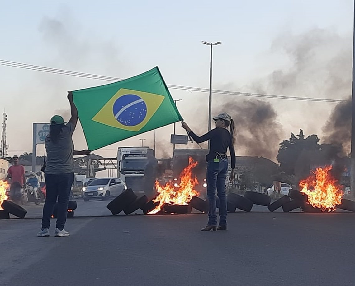 Manifestações de caminhoeiros seguem em três rodovias baianas; veja vídeos