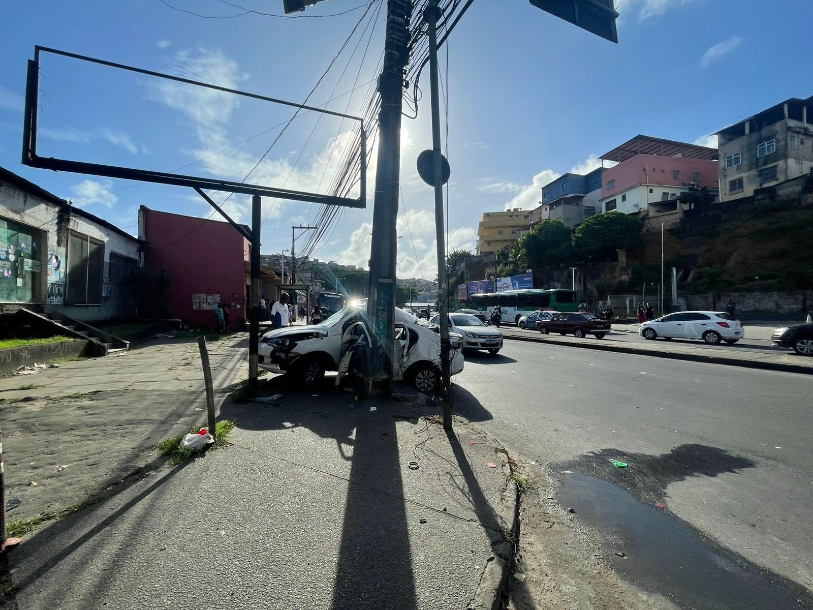 Bandidos tentam escapar de duas ações policiais e se envolvem em acidentes, em Salvador 