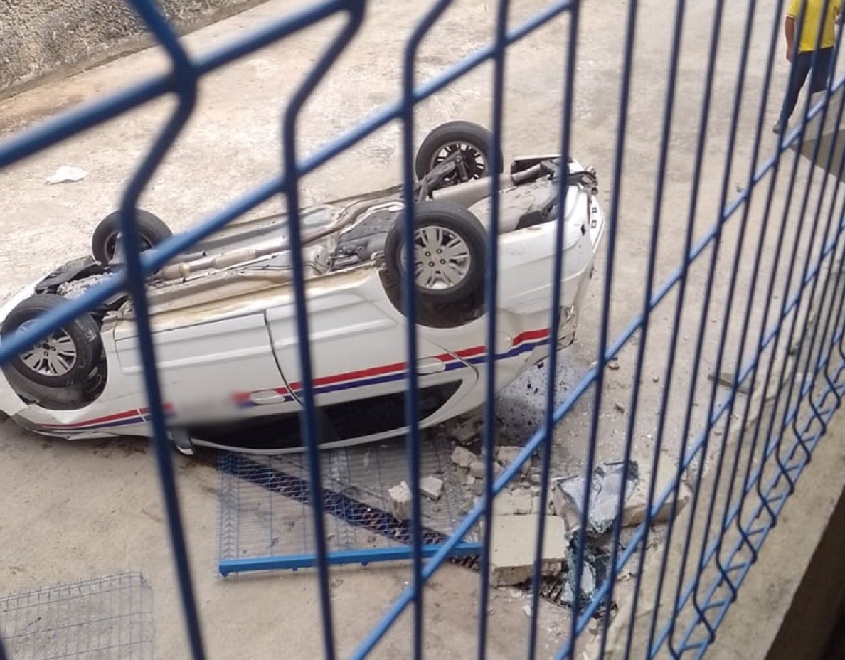 Taxista perde controle do veículo e despenca do alto de estacionamento de mercado em Salvador 