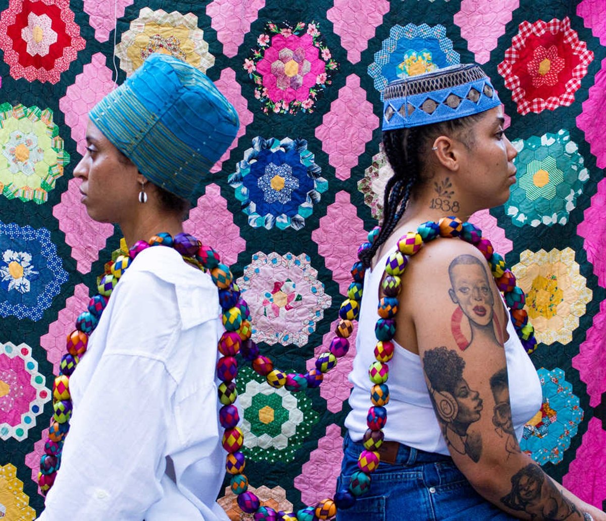 Fotógrafas criam estúdios de rua para fotografar pessoas em bairros de Salvador e Santo Amaro; saiba como participar