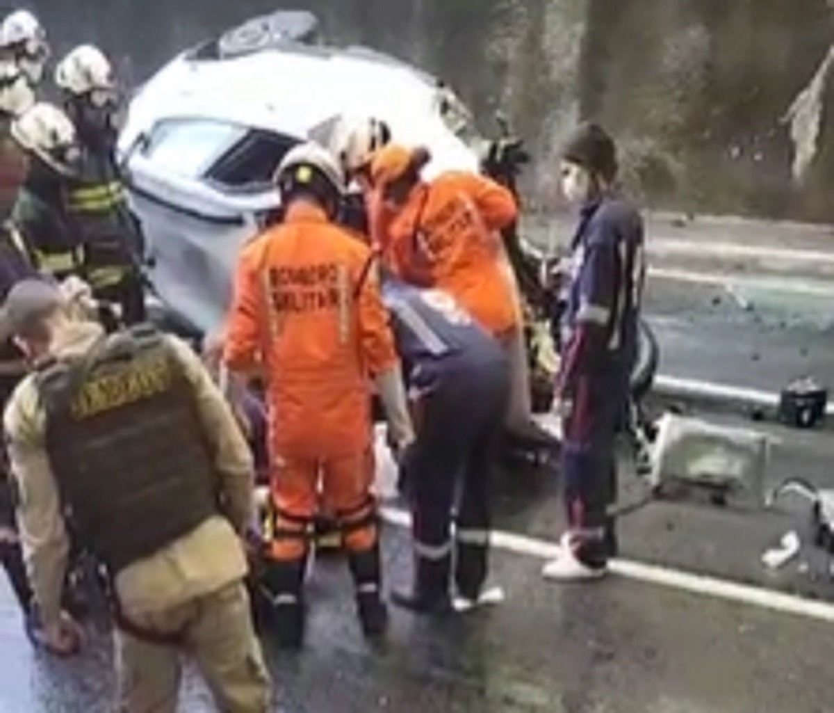 Motorista fica gravemente ferido em acidente que destruiu carro na Avenida Luís Eduardo Magalhães