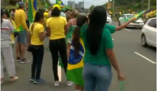 Contra o resultado das eleições, grupo protesta na Avenida Paralela, em Salvador