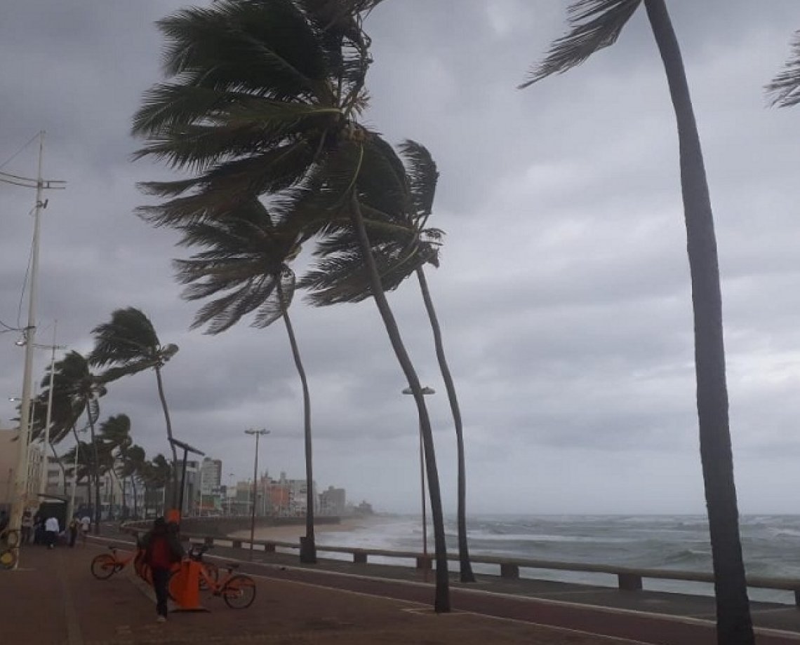 Com chegada de frente fria, tempo amanhece chuvoso em Salvador nesta quinta