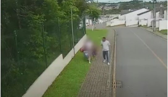 Câmera de segurança flagra momento em que homem espanca mulher grávida de cinco meses na rua