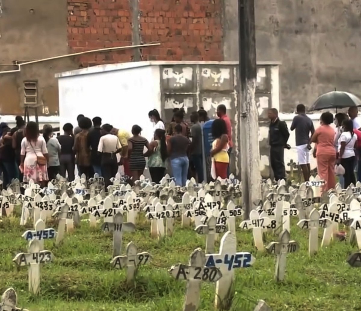 Criança morta ao cair de escada em Salvador foi doada pela mãe e pode ter sido agredida, diz familiar  