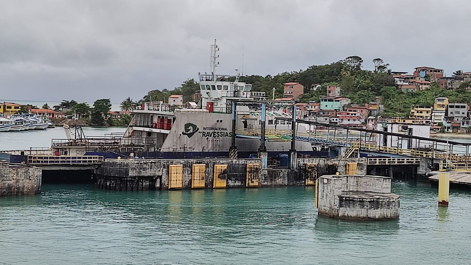 Na hora de sair, Ferry-Boat quebra e passageiros precisam desembarcar