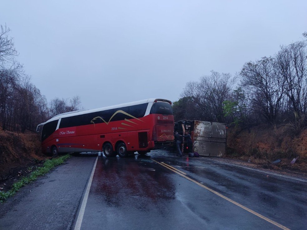 Acidente com ônibus e caminhões deixa pista interditada na região da Chapada Diamantina