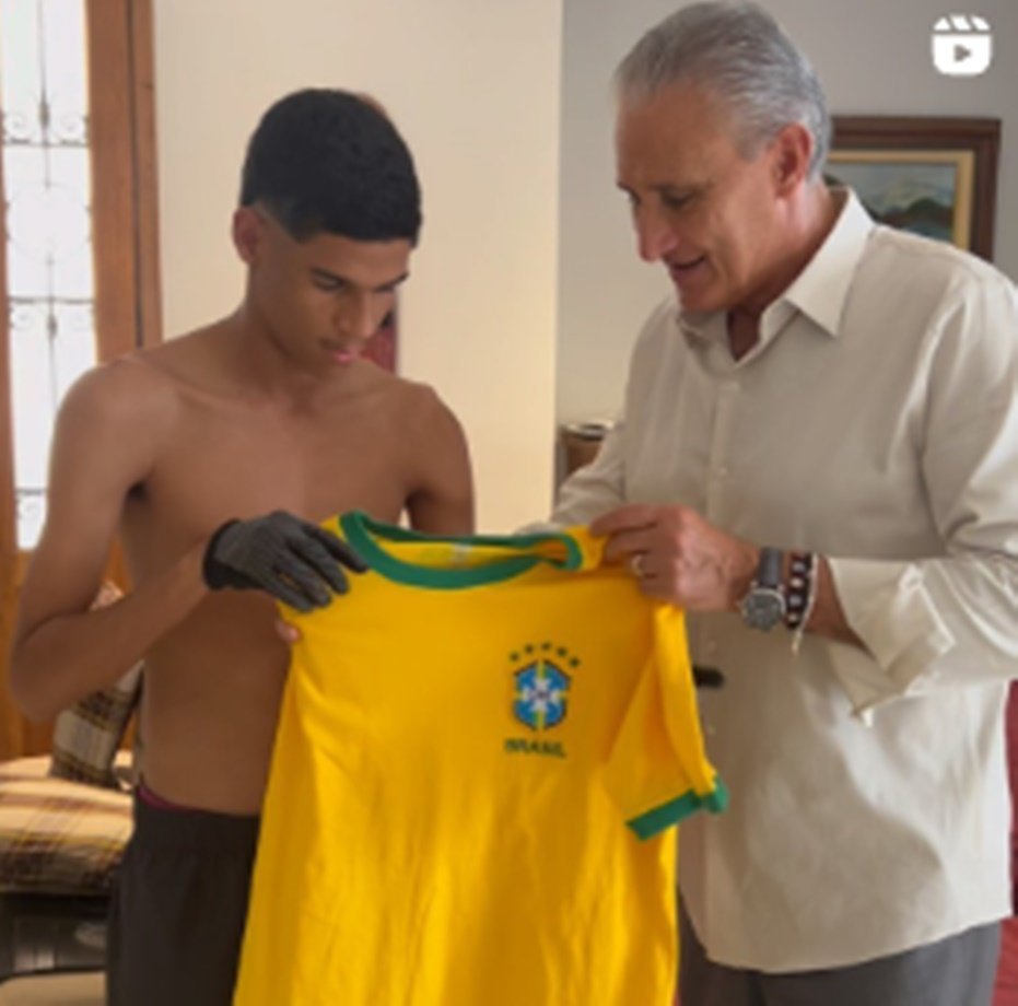 Tite brinca e 'convoca' baiano Luva de Pedreiro para a Copa do Mundo; veja vídeo