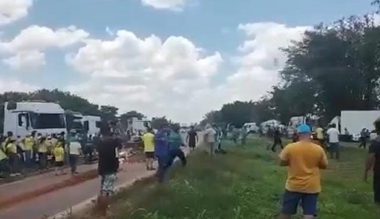 PRF e manifestantes entram em confronto durante ação para desbloquear via