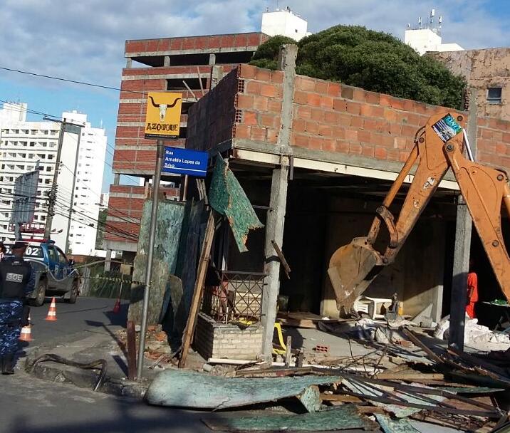 Sucom demole duas obras irregulares no bairro do Stiep