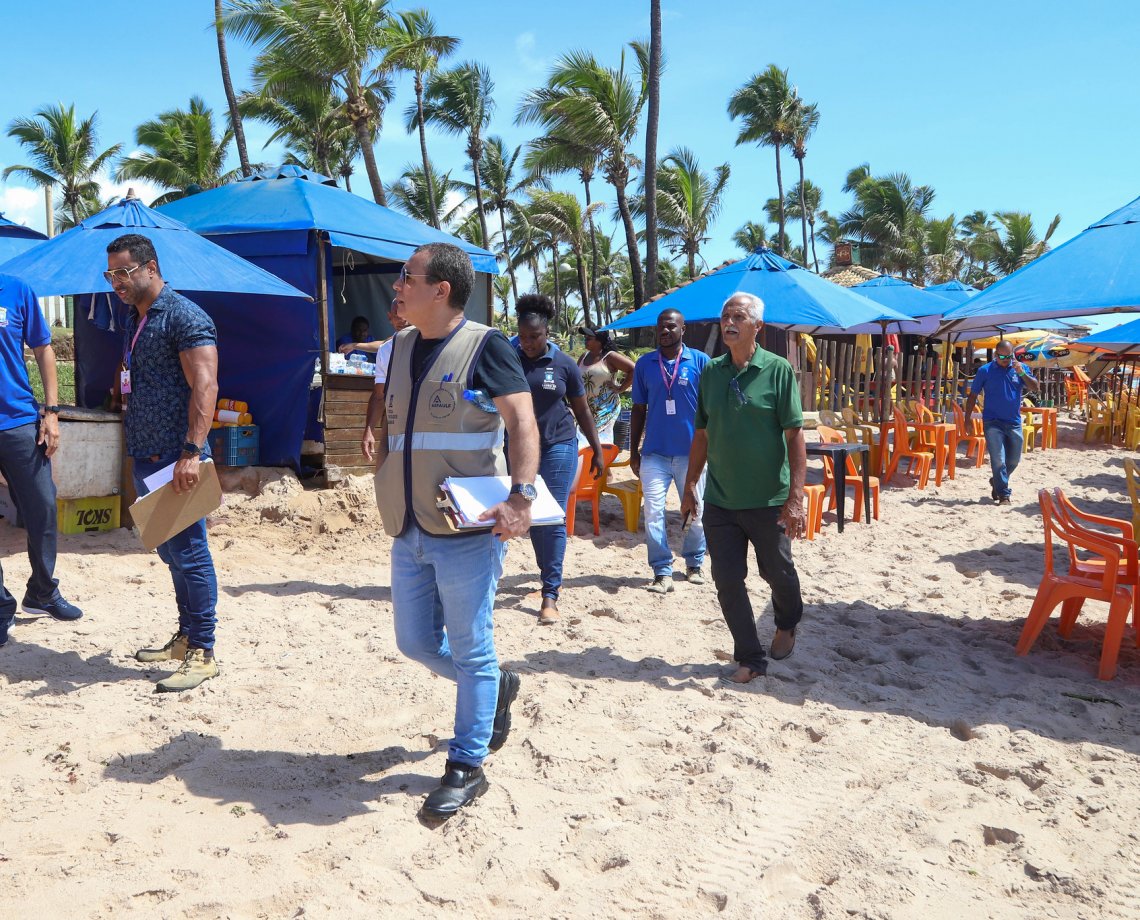 Após inspeção, oito barracas instaladas na praia de Vilas do Atlântico devem ser removidas; comerciantes têm prazo de cinco dias