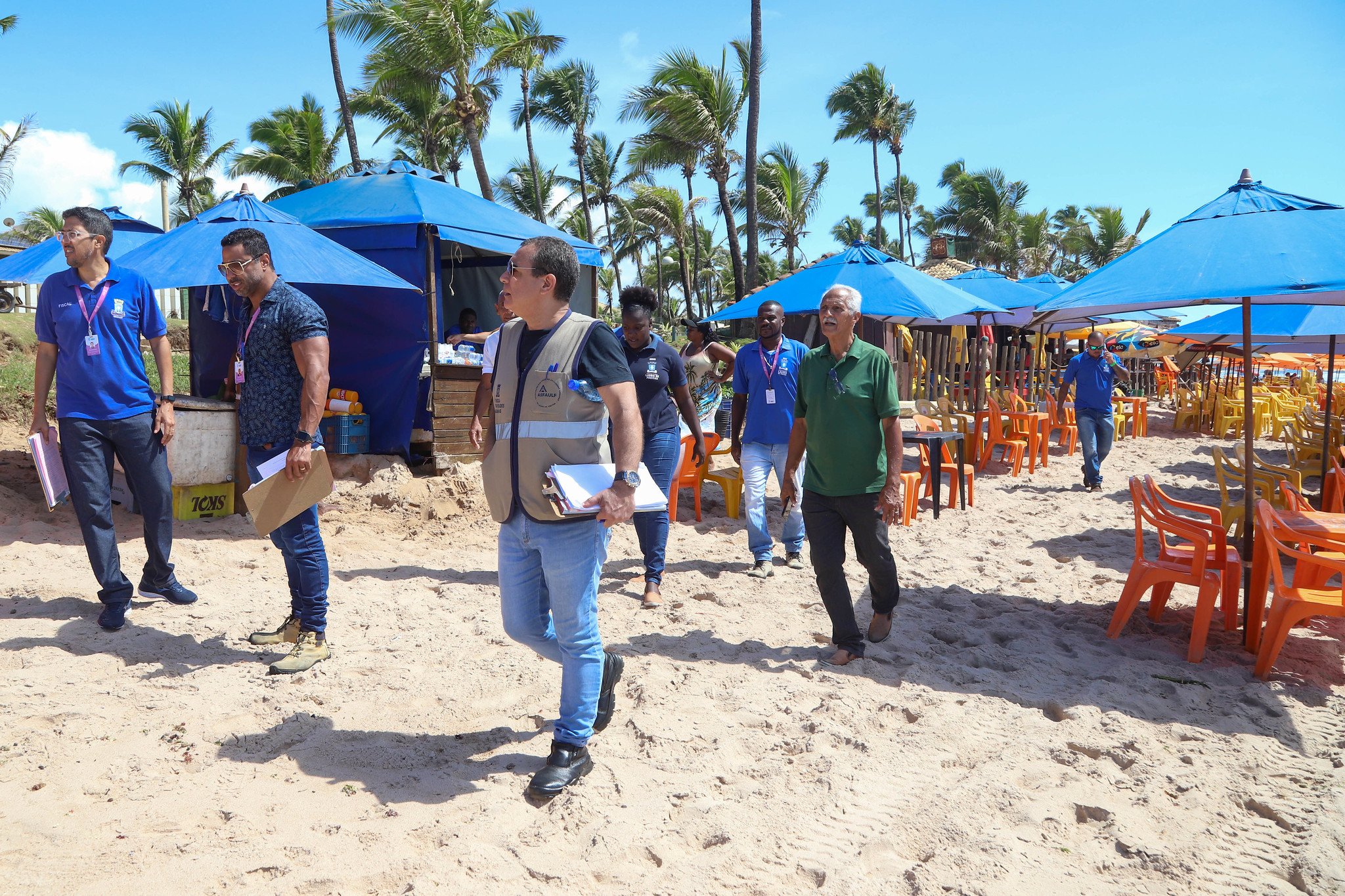 Após inspeção, oito barracas instaladas na praia de Vilas do Atlântico devem ser removidas; comerciantes têm prazo de cinco dias