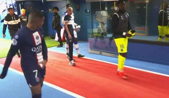 VÍDEO: Após goleada do PSG, Mbappé provoca o adversário com mão na “pistola” 