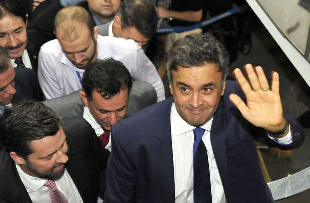 Pesquisa: em simulação, Aécio lidera com 35%; Lula tem 25%