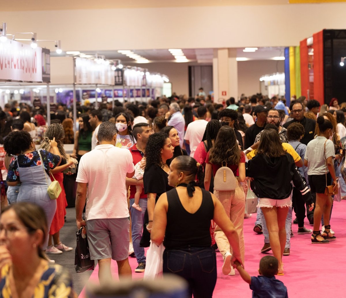 Bienal do Livro bate recorde de público e obra baiana é uma das mais vendidas 