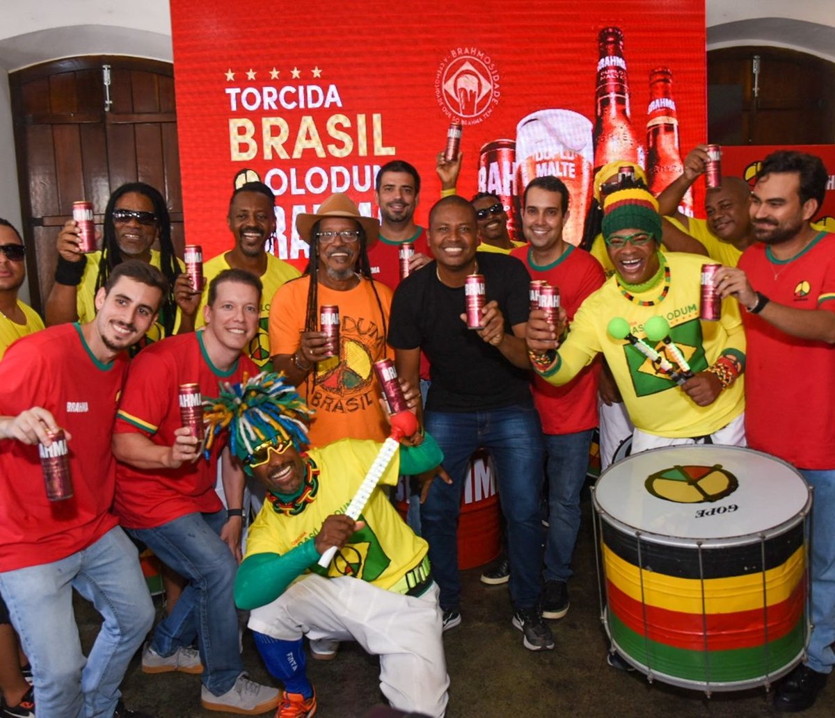 Onde assistir jogos do Brasil em Salvador com show do Olodum e desconto na cerveja?  