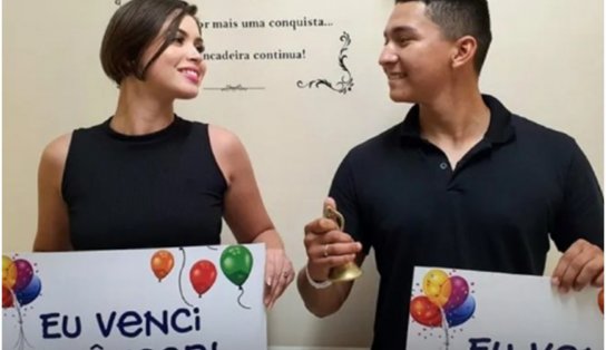 Diagnosticado com mesmo tipo de câncer, casal recebe alta e bate "Sino da Vitória" juntos