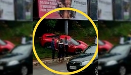 Motorista de Ferrari perde controle de veículo e sobe meio fio da praça Lord Cochrane em Salvador 