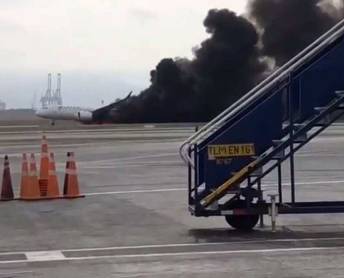 Avião da Latam colide com veículo antes de decolar e deixa dois mortos; veja vídeo