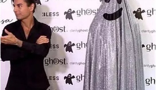 Machista?! Julio Iglesias Jr. é criticado por "revelar" namorada brasileira com roupa de fantasma; entenda polêmica