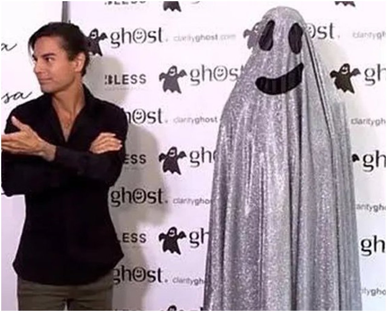 Machista?! Julio Iglesias Jr. é criticado por "revelar" namorada brasileira com roupa de fantasma; entenda polêmica