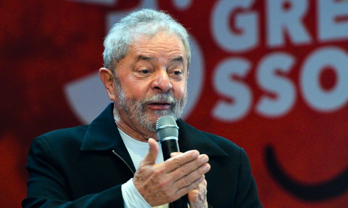 Lula passa por procedimento cirúrgico e se recupera em casa