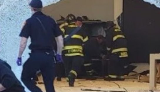 VÍDEOS: Carro invade loja da Apple e deixa 16 feridos; um morreu