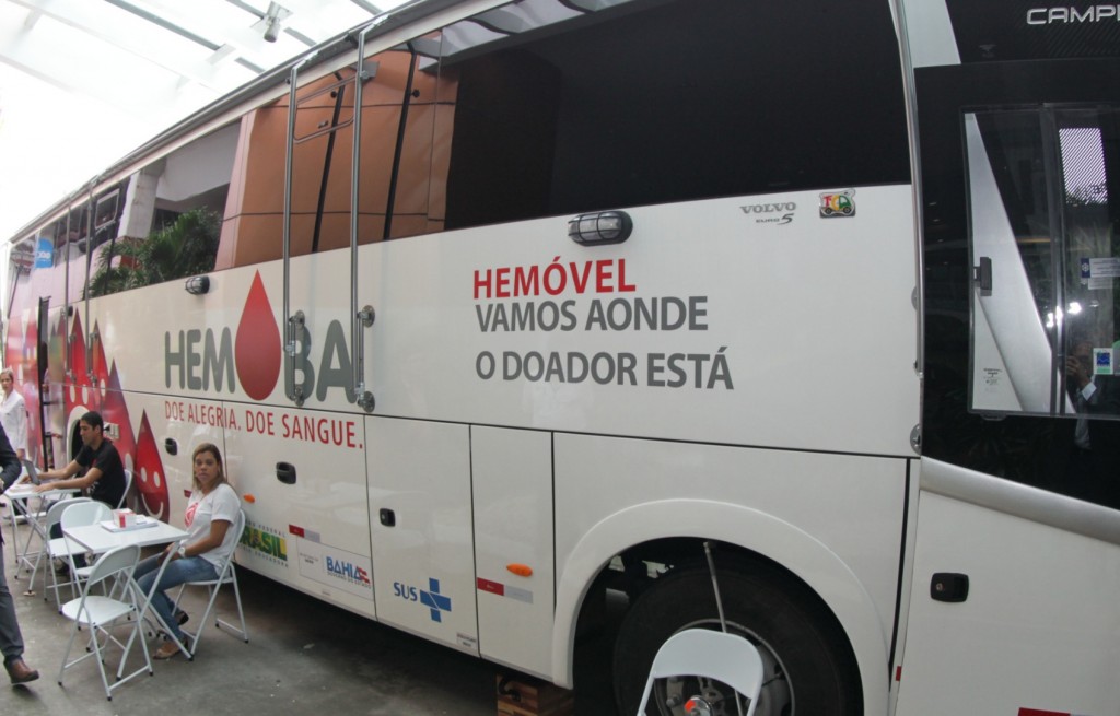 Unidade móvel da Hemoba atende doadores em shopping de Salvador