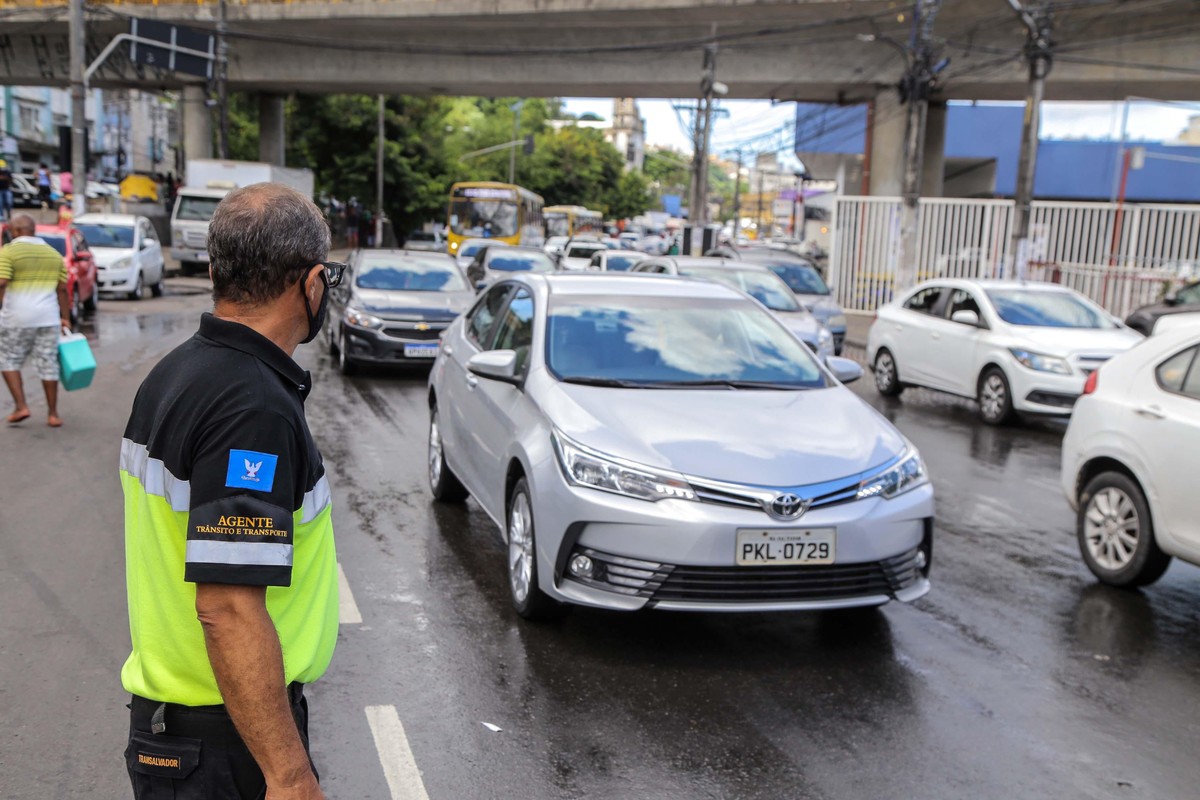 Acidente entre moto e ônibus gera congestionamento na Avenida Garibaldi nesta quarta (3)