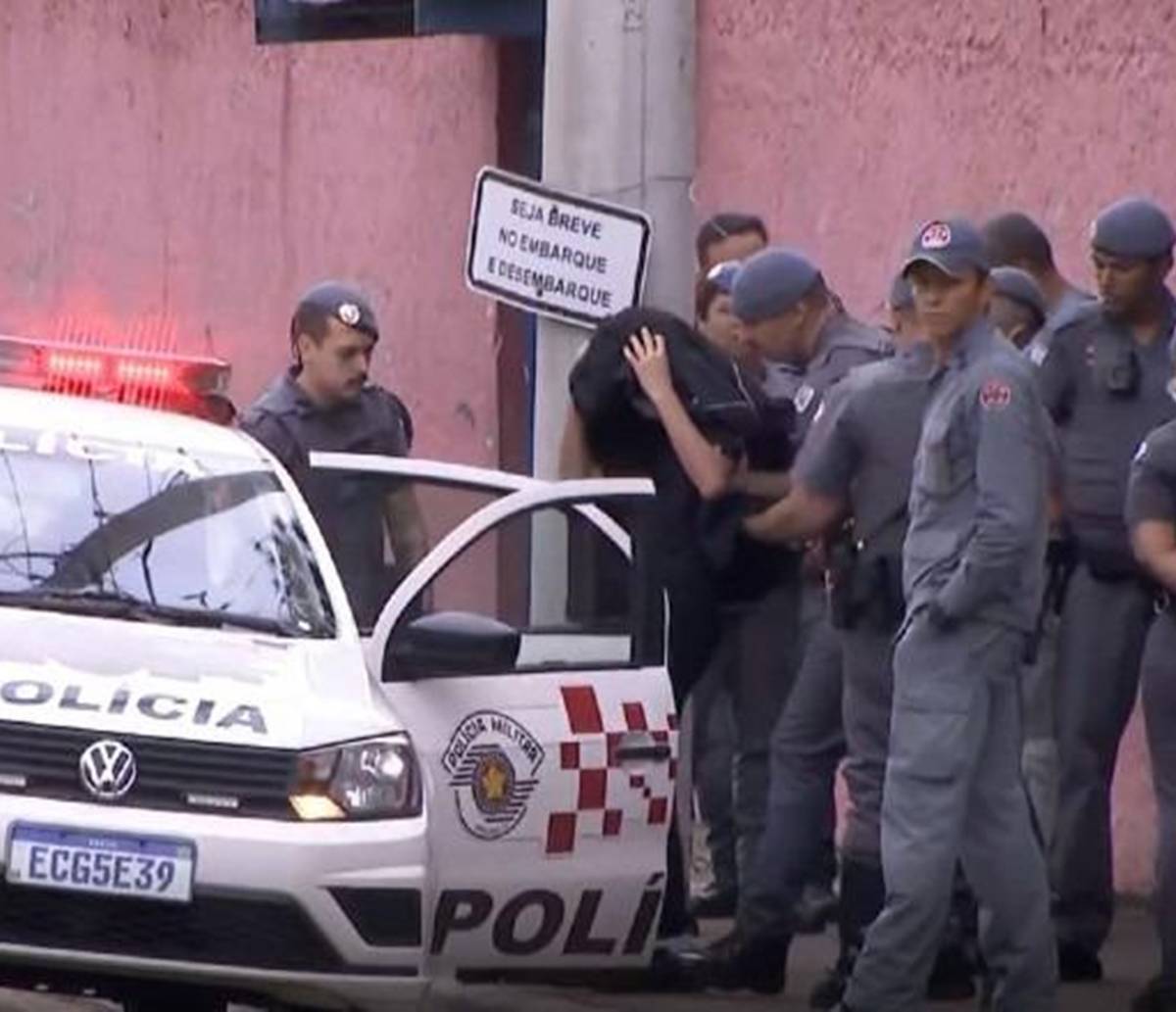 Professora é morta a facadas e mais 5 ficam feridos após ataque de aluno em escola de SP