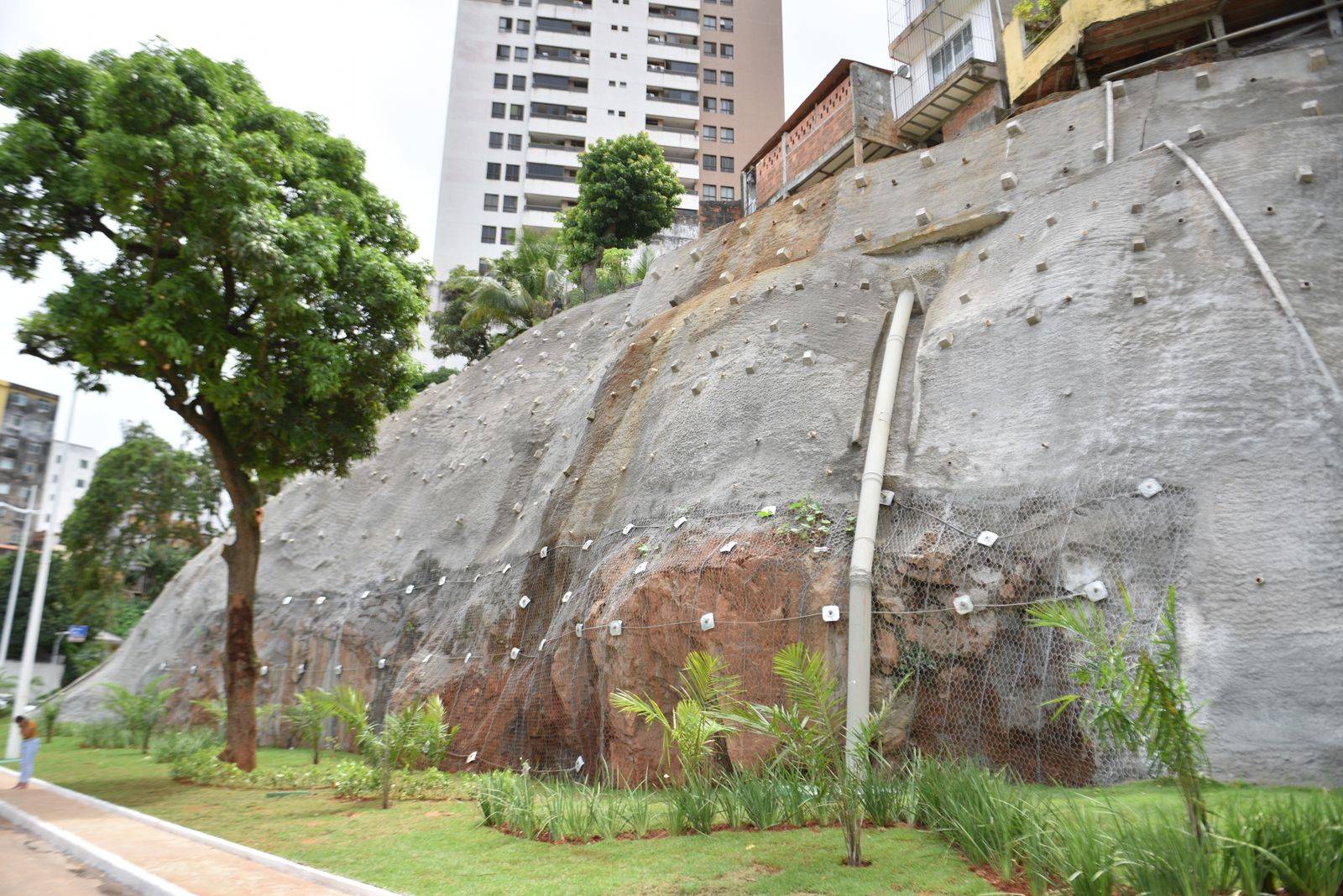 Prefeitura entrega contenção de encosta e novo acesso viário ligando Vale do Canela à Centenário