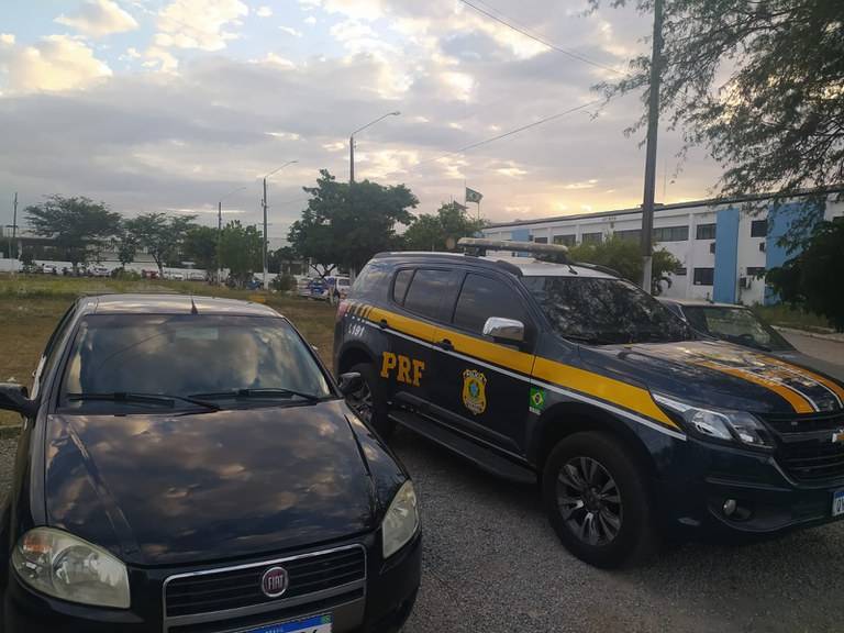 PRF recupera em Caruaru carro roubado na Bahia