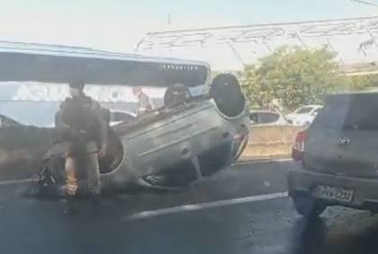 Pista é liberada após capotamento no Acesso Norte; caminhão quebrado deixa trânsito lento no acesso à Tancredo Neves