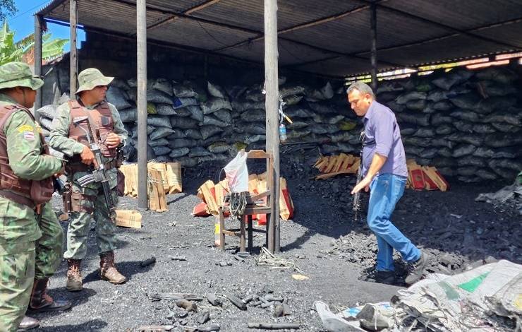 Trabalho em condições análogas à escravidão é flagrado em carvoaria, em Salvador