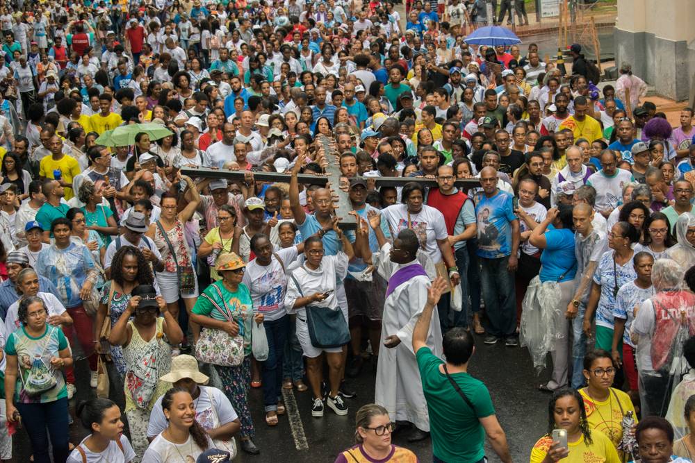 Após 3 anos, milhares de fiéis participam da Caminhada Penitencial até Igreja do Bonfim