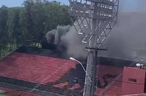 Incêndio atinge setor atrás de arquibancada no Barradão; vídeo