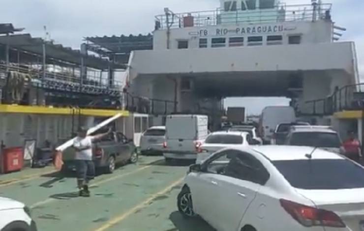 Após falha técnica em ferry, carros desembarcam de ré no terminal de São Joaquim