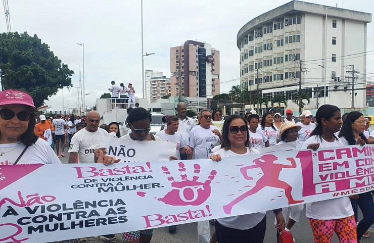 Violência contra a Mulher: caminhada em combate reúne quase 3 mil pessoas em Feira