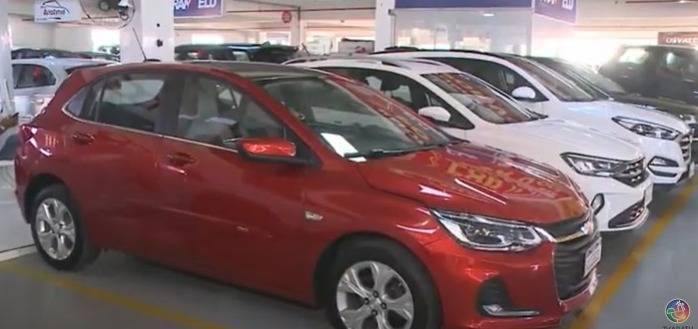 Quem ganha um salário mínimo no Brasil precisa de 4 anos para ter um carro; entenda