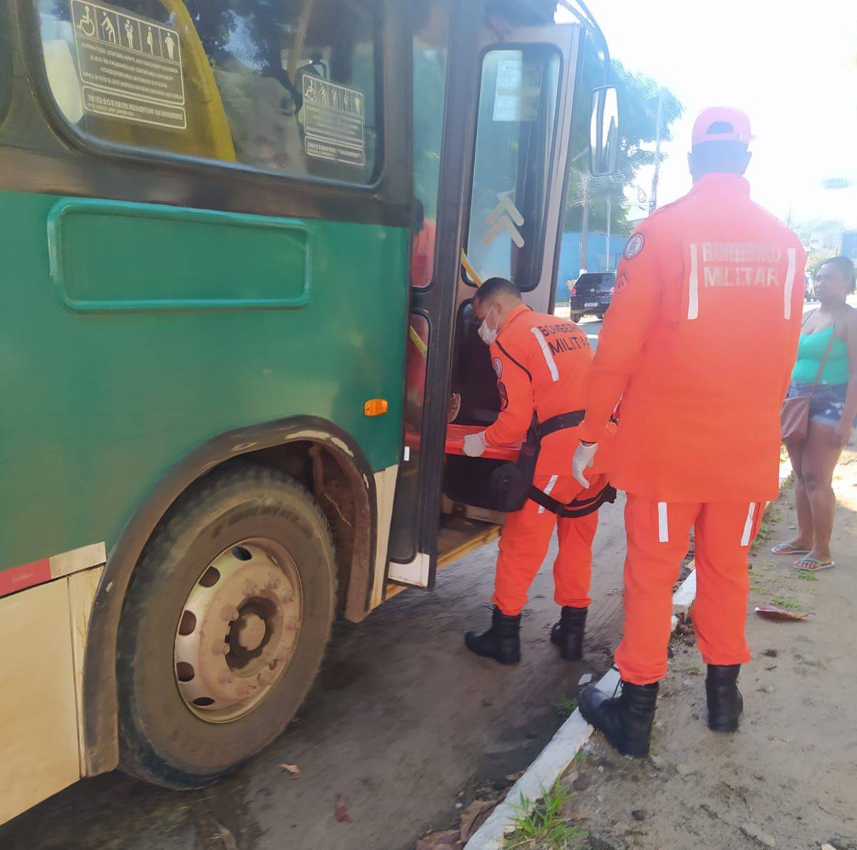 Bombeiros prestam socorro a gestante que entrou em trabalho de parto em ônibus; assista