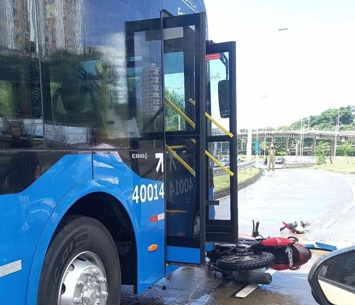 Motociclista usa pista exclusiva do BRT e acaba batendo; veja vídeo