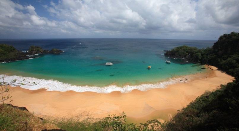 Turista de 70 anos morre afogado em praia de Fernando de Noronha